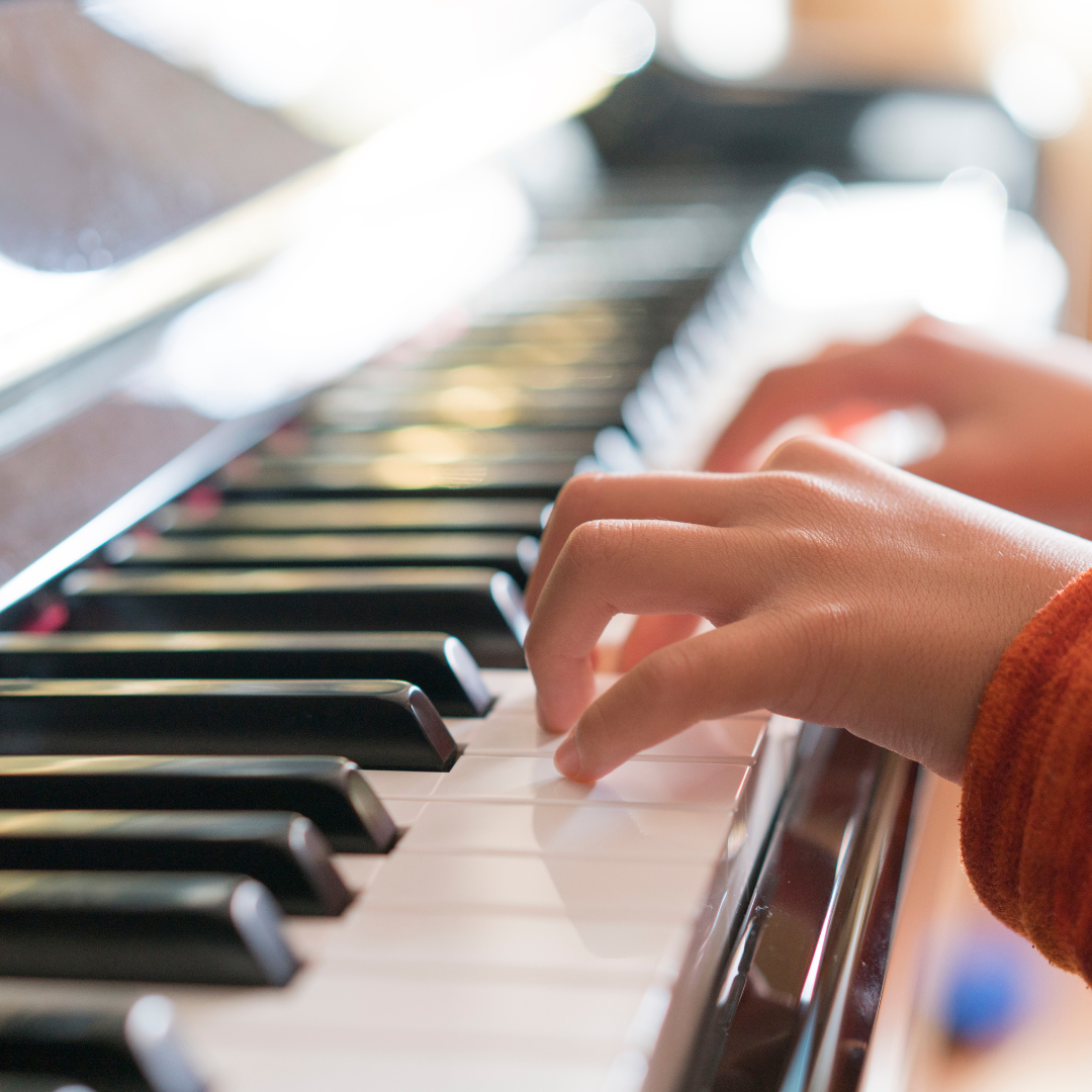  Let's Play Piano!